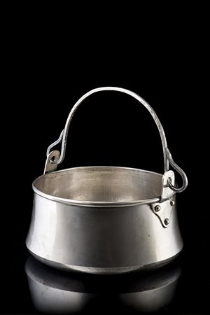 Paiolo in argento di forma circolare con superficie leggermente martelé e...