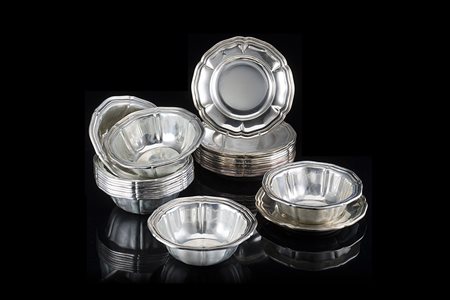 Dodici lavadita e dodici piattini in argento di forma circolare sagomata con...
