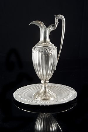 Acquamanile con vassoio in argento decorato a rilievo a mazzi di fiori e...