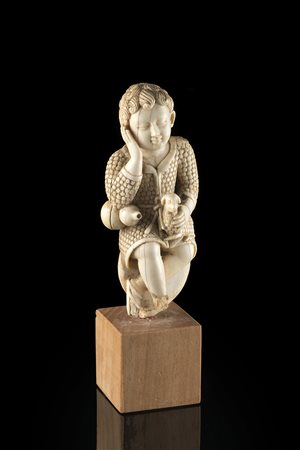 Artista del secolo XVII "Pastorello" elemento decorativo in avorio (h. cm 12)...