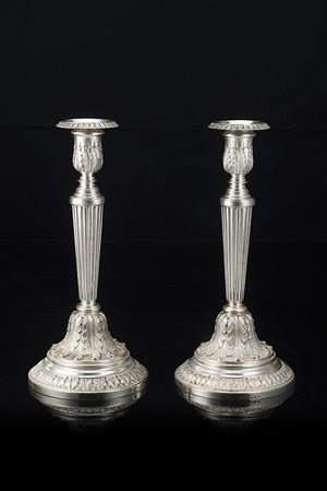 Coppia di candelieri ad una fiamma in argento con fusto a colonna scanalata....