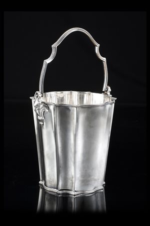 Secchiello portabottiglia in argento con corpo cilindrico mistilineo sagomato...