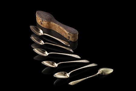 Gruppo di sei cucchiaini in Vermeille decorati a motivi vegetali e cifrati...