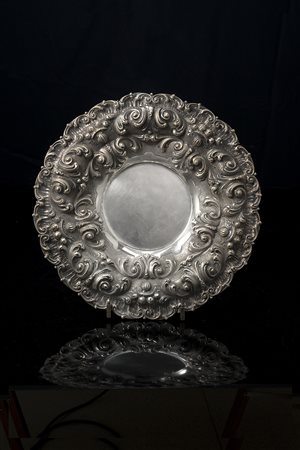 Alzata in argento sbalzata e cesellata nel bordo a volute fogliate e vasi con...