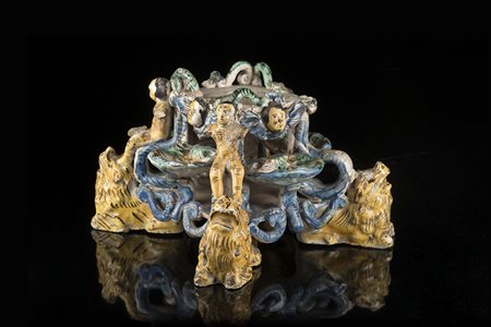 Manifattura del secolo XVI. Base in maiolica policroma decorata a valve di...