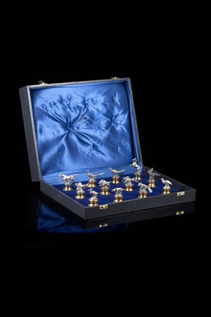 Dodici segnaposto in argento e in argento parzialmente dorato raffiguranti...