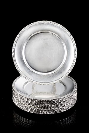 Gruppo di quattordici piatti da pane in argento a bordo cordonato (d. cm 16)...