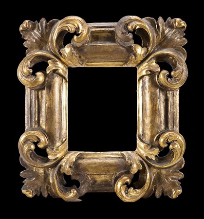 Cornice del secolo XVIII in legno intagliato e dorato a volute fogliate (cm...