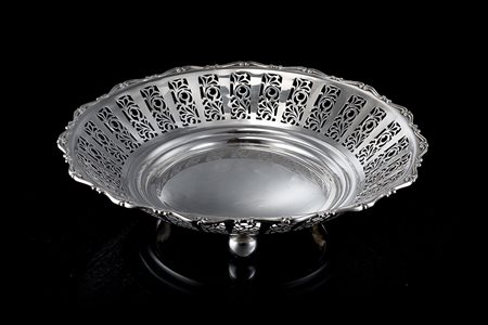 Alzata in argento di forma circolare con sponda traforata a motivi floreali...