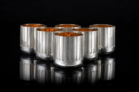 Sei bicchieri in argento 925/1000 di forma cilindrica decorati a scanalature...