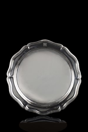 Piatto in argento a bordo sagomato con stemma inciso. Punzone San Marco....