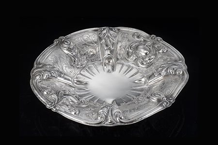 Centrotavola con bordo sagomato in argento sbalzato a motivi vegetali, fiori...