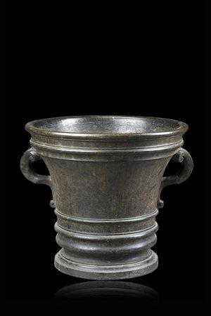 Grande mortaio biansato in bronzo a corpo liscio. Anse decorate a riccioli e...