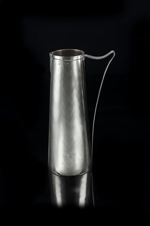 Brocca in argento martellato a copro liscio con ansa sagomata. Punzoni...