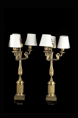 Coppia di candelabri a tre fiamme in bronzo dorato. Portacandele a forma di...