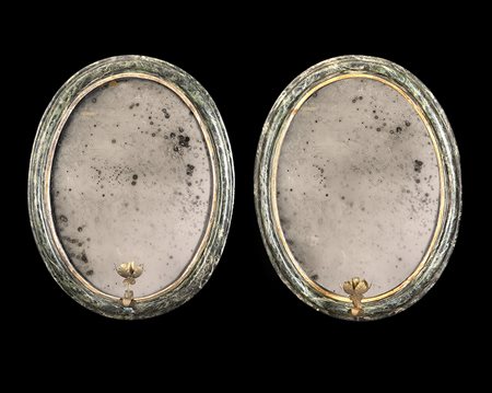 Coppia di appliques ad una fiamma in legno laccato con fondo a specchio di...