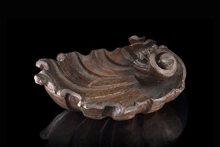 Arte del secolo XVIII. Svuotatasche in legno intagliato a forma di valva di...