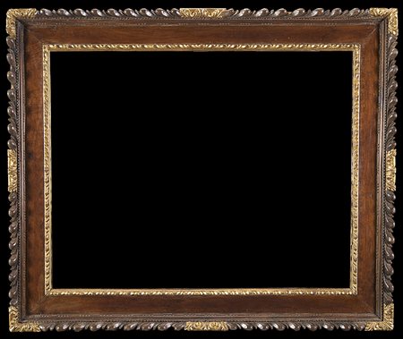 Cornice in mogano con profili intagliati e dorati a motivi concatenati e...