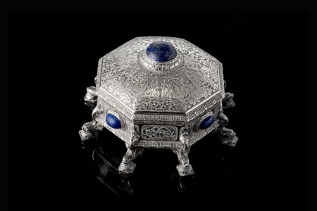 Scatola portagioie in argento di forma ottagonale sorretta da otto piedini in...