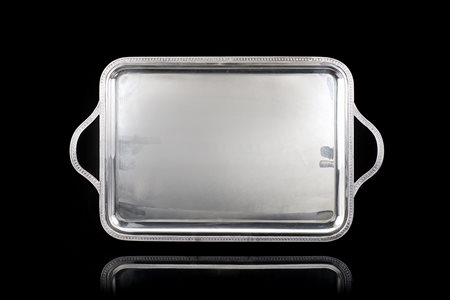Vassoio biansato in argento con bordi di forma rettangolare e prese incise a...
