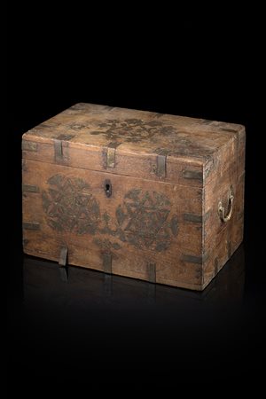 Forziere in rovere decorato sul coperchio da intarsi in ottone a motivi...