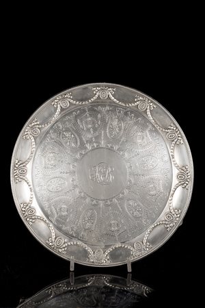 Salver in argento con fondo e tesa decorati a festoni di nastri e motivi...