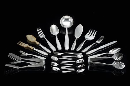 Parte di servizio di posate in argento decorato a palmette e motivi fogliati...