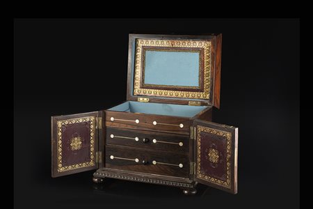 Portagioie in palissandro intarsiato in madreperla a motivi floreali. Fronte...