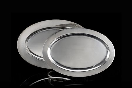 Due vassoi ovali in argento lisci. Italia, metà secolo XX (cm 53,5x35; cm...