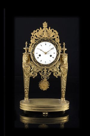 ANONIMO Orologio da appoggio decorata con cariatidi a sostenere il quadrante,...