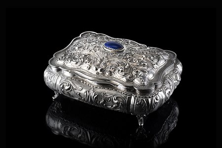 Scatola portagioie in argento con corpo di forma rettangolare sagomata e...