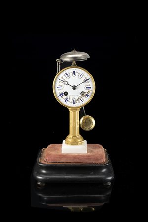 HATTON A PARIS Orologio da appoggio a ostensorio con campana in vetroSeconda...