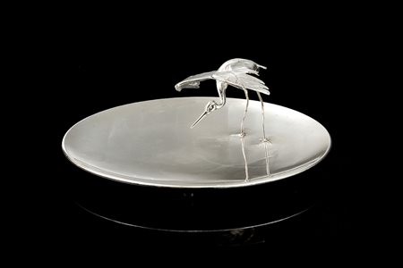 Vassoio in argento decorato a tutto tondo con airone ad ali spiegate. Piedi...
