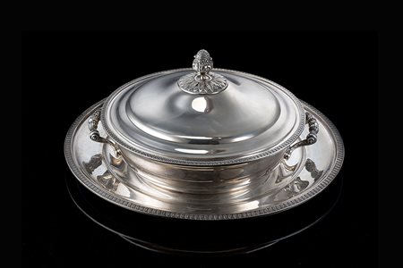 Legumiera con vassoio in argento, di forma circolare liscia decorata da...