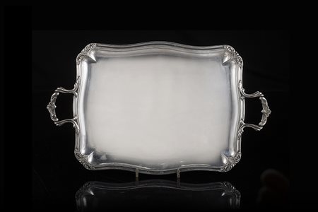 Vassoio biansato in argento decorato a valve di conchiglia e motivi...