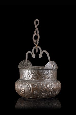 Arte veneta, inizio secolo XVII. Secchiello per acqua santa in rame sbalzato...