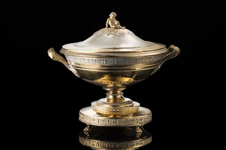 Grande zuppiera con coperchio, in argento parzialmente dorato; corpo a...