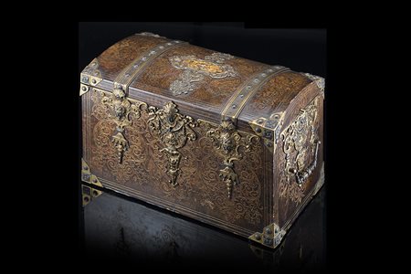 Cofanetto da viaggio interamente rivestito in pelle impressa in oro a volute...