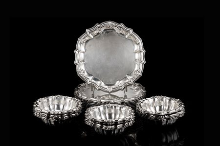 Servizio da tavolo in argento composto da dodici sottopiatti e dodici...