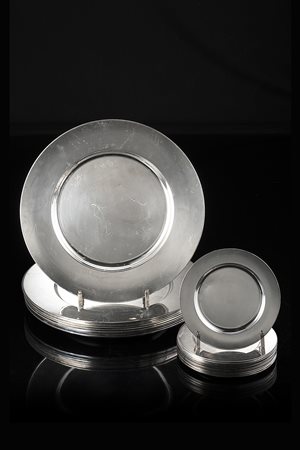 Lotto composto da dodici piattini da pane di forma circolare in argento....