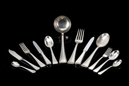 Servizio di posate in argento composto da dodici cucchiai, ventiquattro...