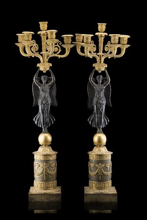 Coppia di candelieri a cinque fiamme in bronzo con fusto a tutto tondo...