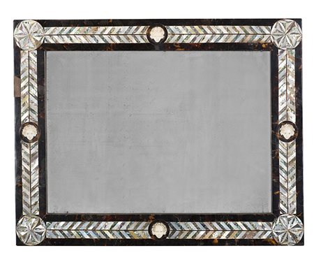 Specchiera di forma rettangolare con cornice lastronata in tartaruga e...