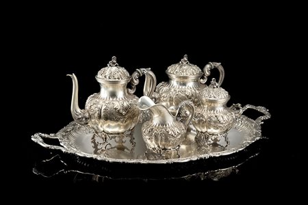 Servizio da tè e caffè in argento decorato a volute e fiori. Prese a motivi...