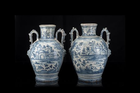 Manifattura ligure, secolo XVIII. Coppia di vasi biansati in maiolica...