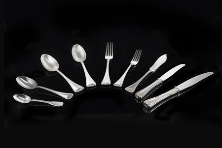Servizio di posate in argento decorato a valve di conchiglia, composto da:...