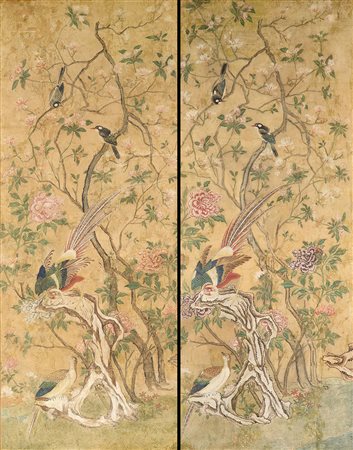 Coppia di papier peint applicati su tela raffiguranti volatili su rami...