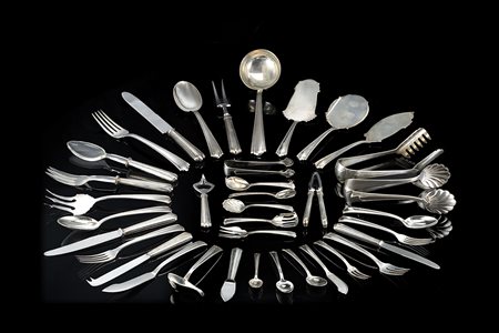 Servizio di posate in argento decorato a scanalature, composto da: ventitrè...
