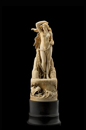 Artista francese, secolo XIX "Schiava" gruppo in avorio (h. cm 26) Poggiante...