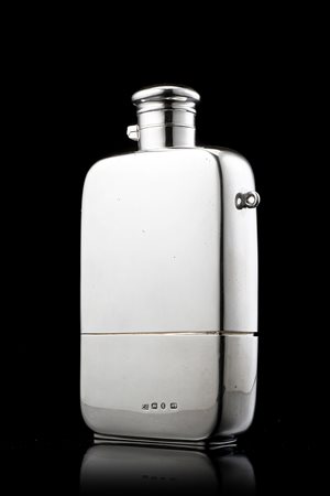 Fiasca in argento di forma rettangolare con superficie liscia e bicchiere...